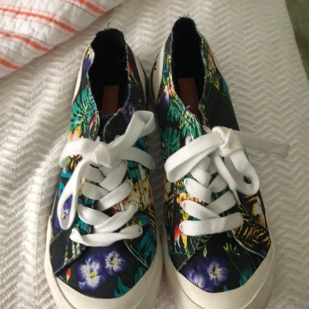 Tennis Shoes